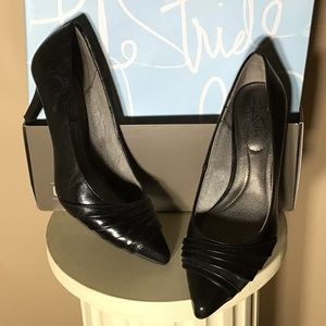 Life Stride black pumps